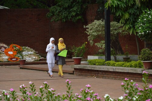 1280px Visitors Kazi Nazrul Islam Graveyard University of Dhaka Campus Dhaka 2015 05 31 2290